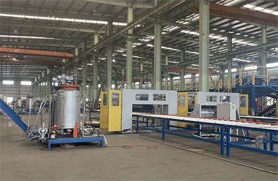 Sandwich panel glue spraying system