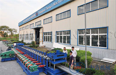 Roll forming machine