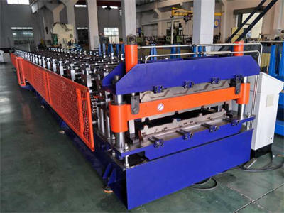 Roll forming machine