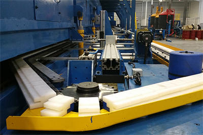 Side sealing, guiding system